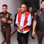 Arsan Latif saat hendak dibawa ke Rutan Kelas 1 Bandung