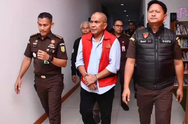 Arsan Latif saat hendak dibawa ke Rutan Kelas 1 Bandung