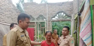 Bu Suriati menangis saat Wakil Bupati, Adlin Tambunan, mengunjungi rumahnya.