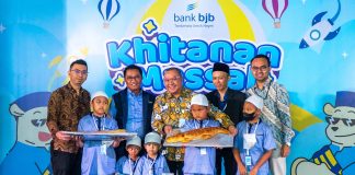 Senior Executive Vice President Credit bank bjb, Galis Prasetya, resmi membuka acara Khitanan Massal yang diadakan di Gor Sport & Creative Center bank bjb, Kota Bandung. Acara ini diikuti oleh 250 anak-anak sebagai bentuk tanggung jawab sosial perusahaan