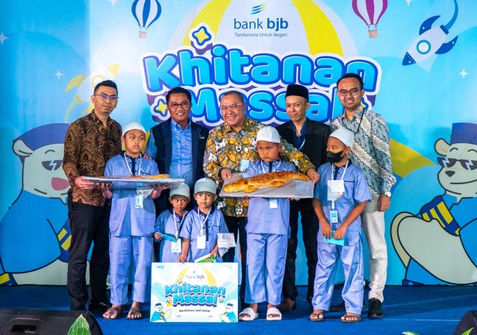 Senior Executive Vice President Credit bank bjb, Galis Prasetya, resmi membuka acara Khitanan Massal yang diadakan di Gor Sport & Creative Center bank bjb, Kota Bandung. Acara ini diikuti oleh 250 anak-anak sebagai bentuk tanggung jawab sosial perusahaan