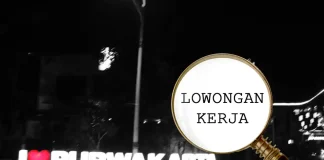 Ilustrasi mencari informasi lowongan kerja di Purwakarta