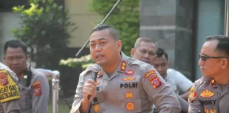 Kapolres Purwakarta, AKBP Lilik Ardiansyah saat memberikan arahan kepada anggota. (Foto Dok Polres Purwakarta)