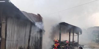 Pemadam Kebakaran berupaya memadamkan api yang membakar pasar