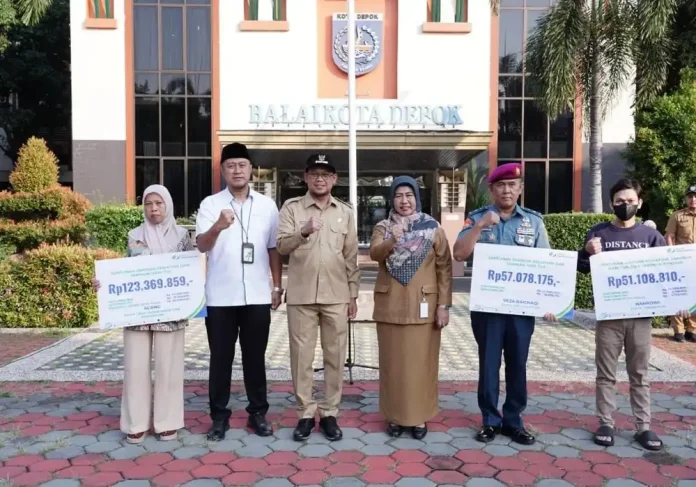 Pemberian santunan jaminan ketenagakerjaan kepada pegawai non-ASN Pemkot Depok (Foto: Dok. BPJS Ketenagakerjaan Depok)