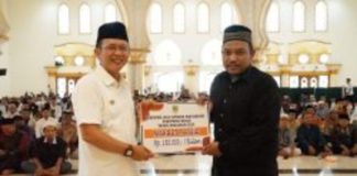 Penyerahan bantuan untuk imam dan marbot masjid.