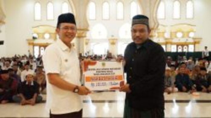 Penyerahan bantuan untuk imam dan marbot masjid.