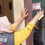 Petugas Pantarlih menempelkan stiker coklit di rumah warga