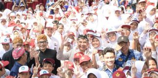 Pj Gubernur Jabar Bey Machmudin saat melaksanakan rangkaian acara peringatan Hardiknas 2024 tingkat Provinsi Jawa Barat di Lapangan Sempur, Kota Bogor