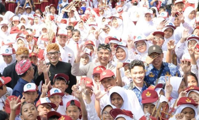 Pj Gubernur Jabar Bey Machmudin saat melaksanakan rangkaian acara peringatan Hardiknas 2024 tingkat Provinsi Jawa Barat di Lapangan Sempur, Kota Bogor
