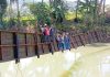 Sejumlah anak melintasi jembatan gantung Sungai Cikaso Sukabumi.