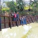 Sejumlah anak melintasi jembatan gantung Sungai Cikaso Sukabumi.