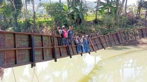 Sejumlah anak melintasi jembatan gantung Sungai Cikaso Sukabumi.