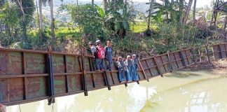 Sejumlah anak melintasi jembatan gantung Sungai Cikaso Sukabumi.