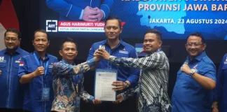 AHY menyerahkan langsung surat rekomendasi dari Partai Demokrat kepada pasangan Om Zein dan Abang Ijo untuk maju di Pilkada Purwakarta 2024