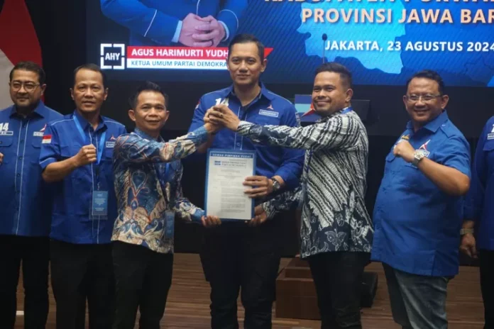 AHY menyerahkan langsung surat rekomendasi dari Partai Demokrat kepada pasangan Om Zein dan Abang Ijo untuk maju di Pilkada Purwakarta 2024