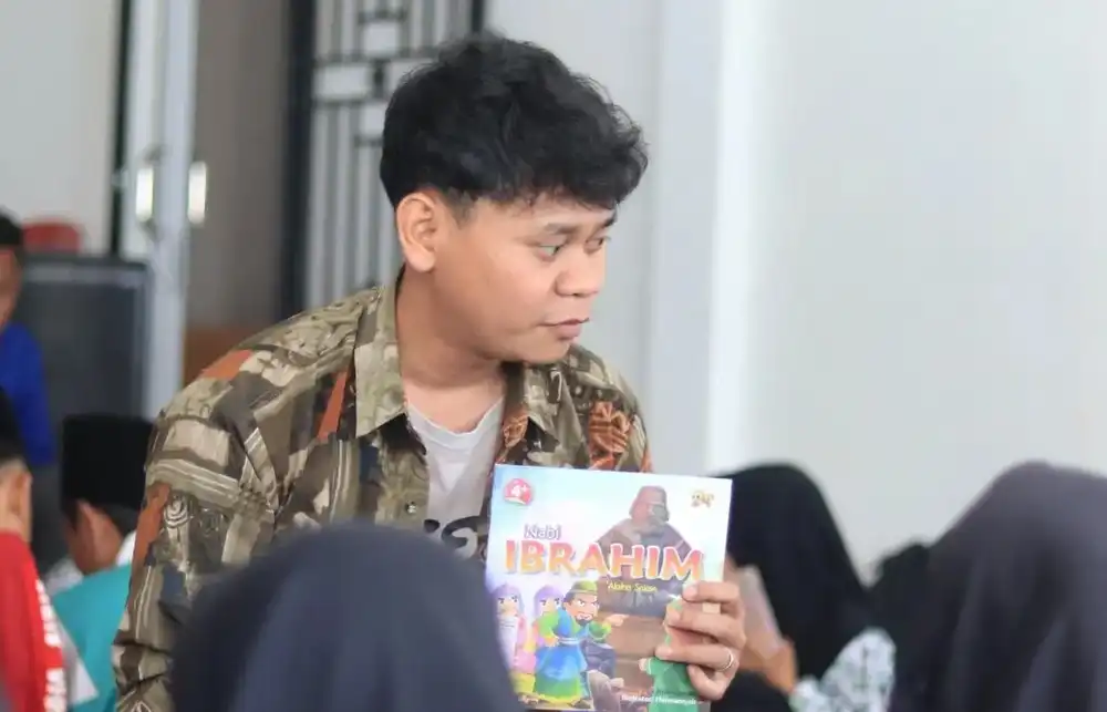 Ade Setia Lesmana, pegiat literasi Teras Baca di Desa Kiarapedes Kecamatan Kiarapedes Kabupaten Purwakarta