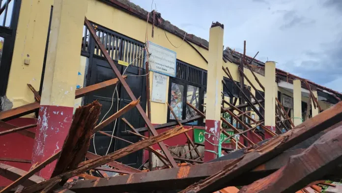 Atap bangunan sekolah ambruk