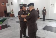 Mumuh Ardiyansyah Resmi Dilantik sebagai Kasi Pidum Kejari Bandung: Komitmen dan Harapan BaruMumuh Ardiyansyah Resmi Dilantik sebagai Kasi Pidum Kejari Bandung: Komitmen dan Harapan Baru