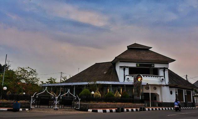 Gedung Kembar yang berada di pusat kota Purwakarta