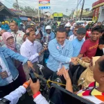 Gilang Dirga bersama Diddik mendaftar ke kantor KPU Bandung Barat