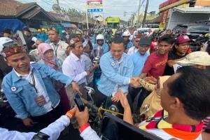 Gilang Dirga bersama Diddik mendaftar ke kantor KPU Bandung Barat