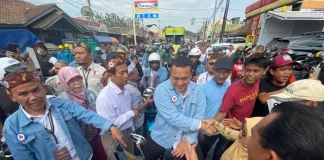 Gilang Dirga bersama Diddik mendaftar ke kantor KPU Bandung Barat