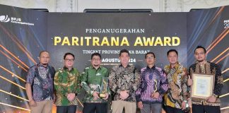 Penyerahan anugerah Paritrana Award kepada dua perusahaan