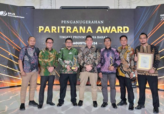 Penyerahan anugerah Paritrana Award kepada dua perusahaan