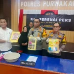 Kapolres Purwakarta, AKBP Lilik Ardiansyah didampingi Wakapolres, Kompol Ricky Ardipratama dan Kasat Res Narkoba Polres Purwakarta saat menggelar konferensi pers. (Foto: Gin/Jabarnews)