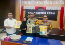 Kapolres Purwakarta, AKBP Lilik Ardiansyah didampingi Wakapolres, Kompol Ricky Ardipratama dan Kasat Res Narkoba Polres Purwakarta saat menggelar konferensi pers. (Foto: Gin/Jabarnews)