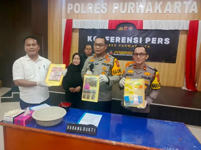 Kapolres Purwakarta, AKBP Lilik Ardiansyah didampingi Wakapolres, Kompol Ricky Ardipratama dan Kasat Res Narkoba Polres Purwakarta saat menggelar konferensi pers. (Foto: Gin/Jabarnews)