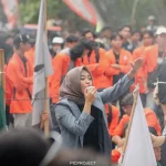 Koordinator Aliansi BEM Purwakarta, Shela Amelia saat berorasi dalam aksi demo bersama Gerakan Purwakarta Mengawal (Foto: PICPROJECT)