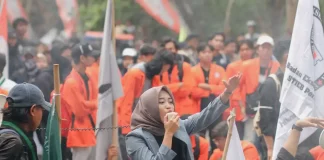 Koordinator Aliansi BEM Purwakarta, Shela Amelia saat berorasi dalam aksi demo bersama Gerakan Purwakarta Mengawal (Foto: PICPROJECT)