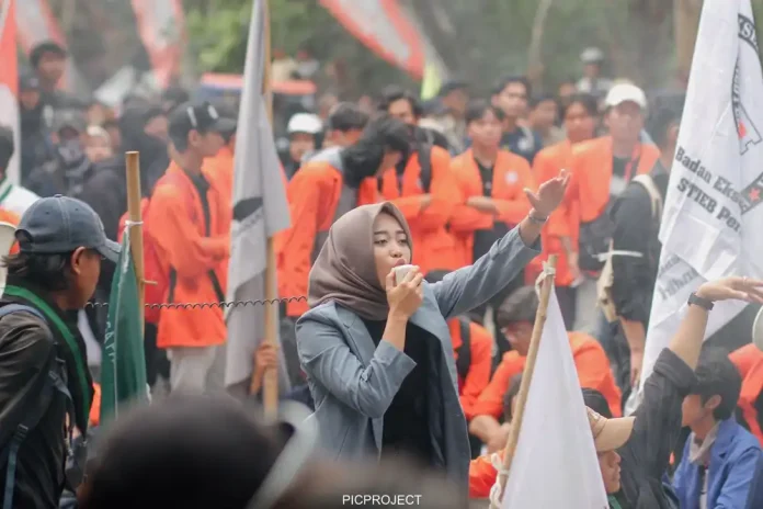 Koordinator Aliansi BEM Purwakarta, Shela Amelia saat berorasi dalam aksi demo bersama Gerakan Purwakarta Mengawal (Foto: PICPROJECT)