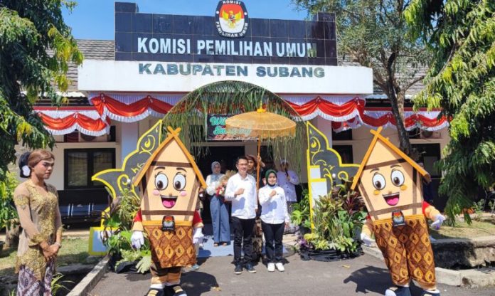 Pasangan Aslina tba di Kantor KPU Subang