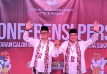 Pasangan Muraz dan Andri saat mendaftarkan diri ke kantor KPU Kota Sukabumi.