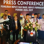 Pasangan Yadi Rusmayadi dan Pipin Sopian saat konferensi pers setelah melakukan pendaftaran sebagai bakal calon Bupati dan Wakil Bupati Purwakarta di KPU Purwakarta. (Foto: Gin/Jabarnews)