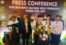 Pasangan Yadi Rusmayadi dan Pipin Sopian saat konferensi pers setelah melakukan pendaftaran sebagai bakal calon Bupati dan Wakil Bupati Purwakarta di KPU Purwakarta. (Foto: Gin/Jabarnews)