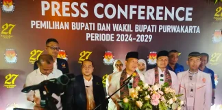 Pasangan Yadi Rusmayadi dan Pipin Sopian saat konferensi pers setelah melakukan pendaftaran sebagai bakal calon Bupati dan Wakil Bupati Purwakarta di KPU Purwakarta. (Foto: Gin/Jabarnews)