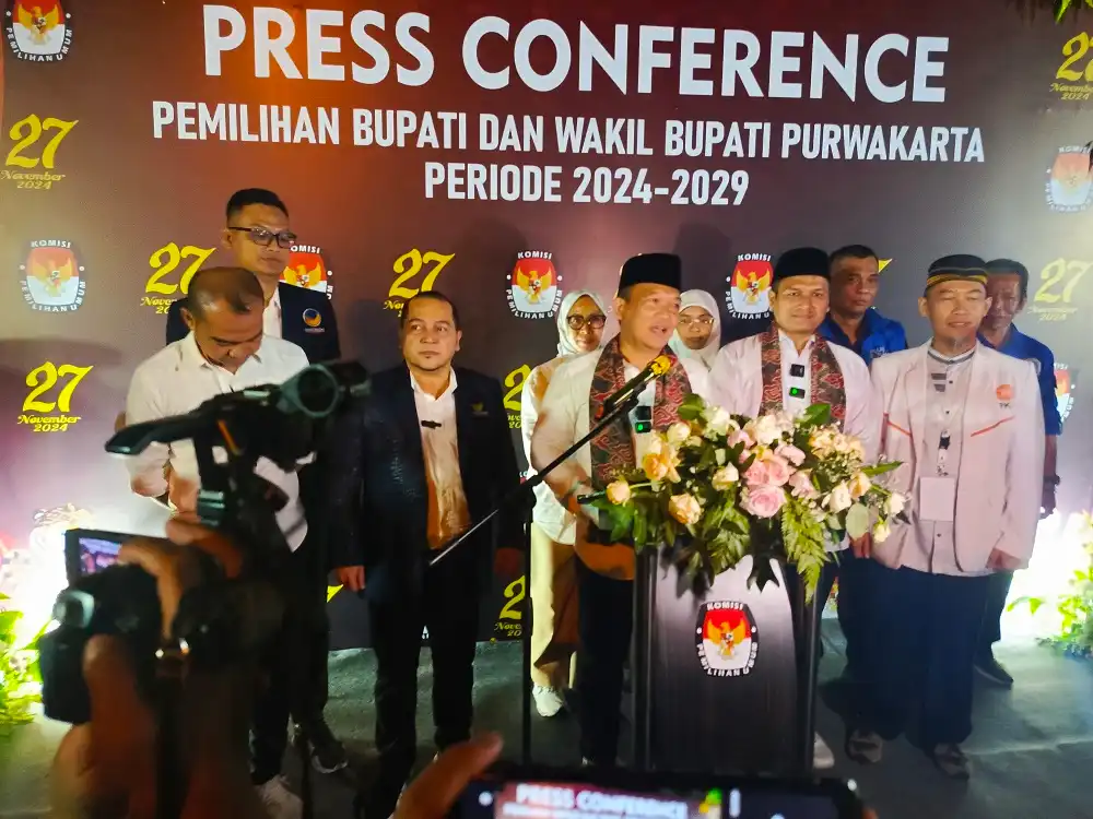 Pasangan Yadi Rusmayadi dan Pipin Sopian saat konferensi pers setelah melakukan pendaftaran sebagai bakal calon Bupati dan Wakil Bupati Purwakarta di KPU Purwakarta. (Foto: Gin/Jabarnews)