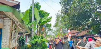 Perubuhan rumah Mang Ayi, warga Purwakarta yang sudah tidak layak huni untuk dibangun kembali agar lebih layak huni dalam program bedah rumah Jabar Bergerak