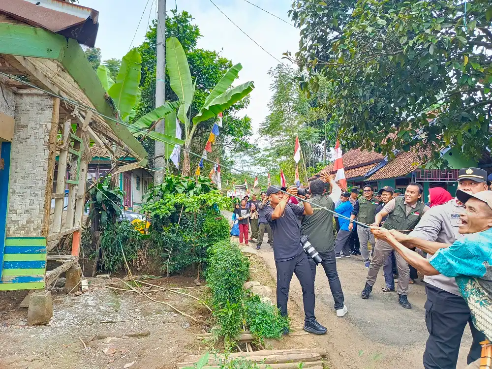 Perubuhan rumah Mang Ayi, warga Purwakarta yang sudah tidak layak huni untuk dibangun kembali agar lebih layak huni dalam program bedah rumah Jabar Bergerak