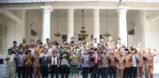 Pj Bupati Purwakarta Benni Irwan, Forkopimda foto bersama para veteran usai kegiatan Riung Mungpulung dalam peringatan Hari Veteran Nasional 2024