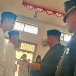 Pj Bupati Purwakarta, Benni Irwan, saat menyerahkan surat keputusan remisi kepada warga binaan Lapas Purwakarta.