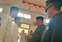 Pj Bupati Purwakarta, Benni Irwan, saat menyerahkan surat keputusan remisi kepada warga binaan Lapas Purwakarta.