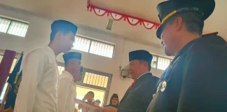 Pj Bupati Purwakarta, Benni Irwan, saat menyerahkan surat keputusan remisi kepada warga binaan Lapas Purwakarta.