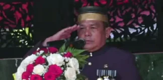 Penjabat Bupati Purwakarta, Benni Irwan, saat memimpin upacara peringatan Hari Ulang Tahun (HUT) ke-79 Kemerdekaan Republik Indonesia di Taman Pasanggrahan Padjadjaran atau Alun-alun Purwakarta, Kabupaten Purwakarta