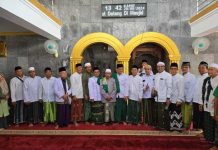 Ulama dan Habib di Purwakarta menghadiri acara untuk mendukung H. Zaenal Arifin dan H. Sona Maulida Roemardhie. (foto: istimewa)