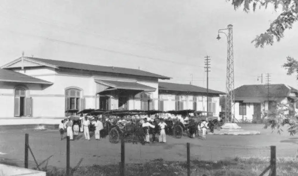 Stasiun Kereta Api Purwakarta tahun 1928 (Foto: Pinterest @pbintoro/bintoro hoepoedio)